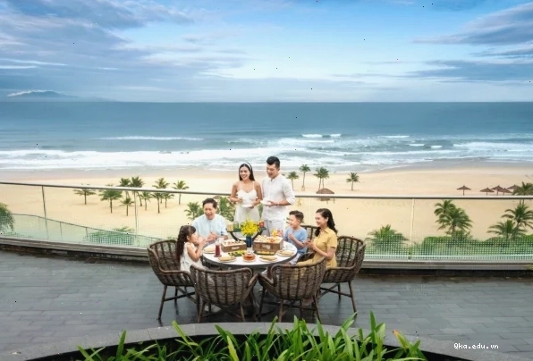 Tô mì Quảng đầy màu sắc với tôm, thịt và rau sống