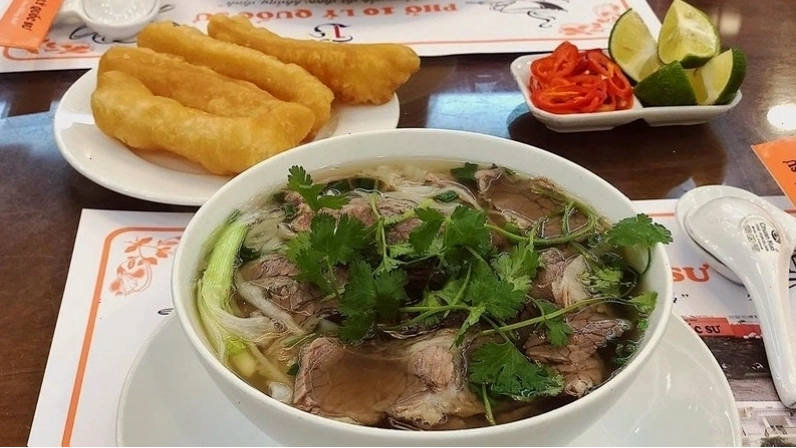 Tô phở bò Hà Nội nóng hổi với bánh phở trắng mềm và thịt bò thái mỏng