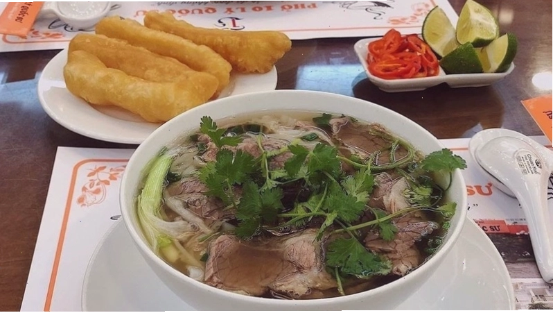 Tô phở bò nóng hổi với bánh phở mềm mại và nước dùng đậm đà