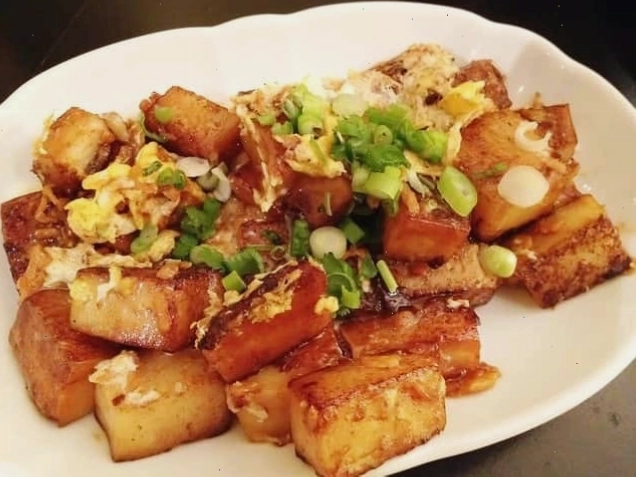Tô phở bò nóng hổi với thịt thăn mềm và hành lá