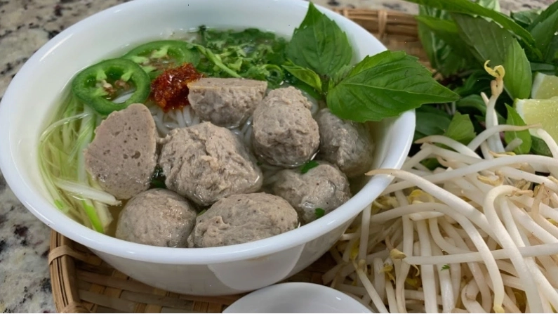 Tô phở bò viên thơm ngon và hấp dẫn