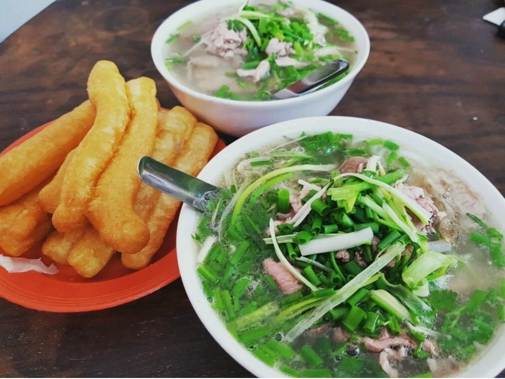 Tô phở Hà Nội nóng hổi với nước dùng đậm đà hương vị