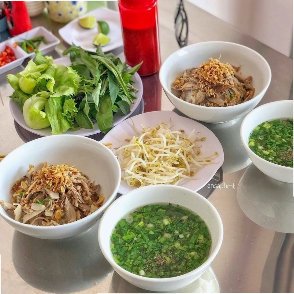 Tô phở khô gà tại quán Ngọc Linh