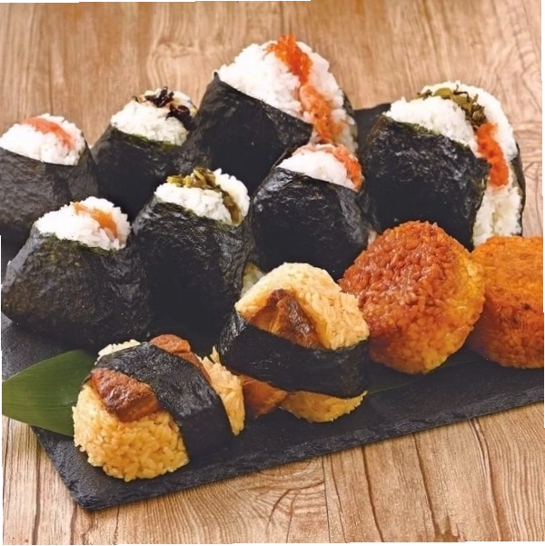 Tô ramen nóng hổi với nước dùng sánh đậm, sợi mì dai ngon và nhiều topping