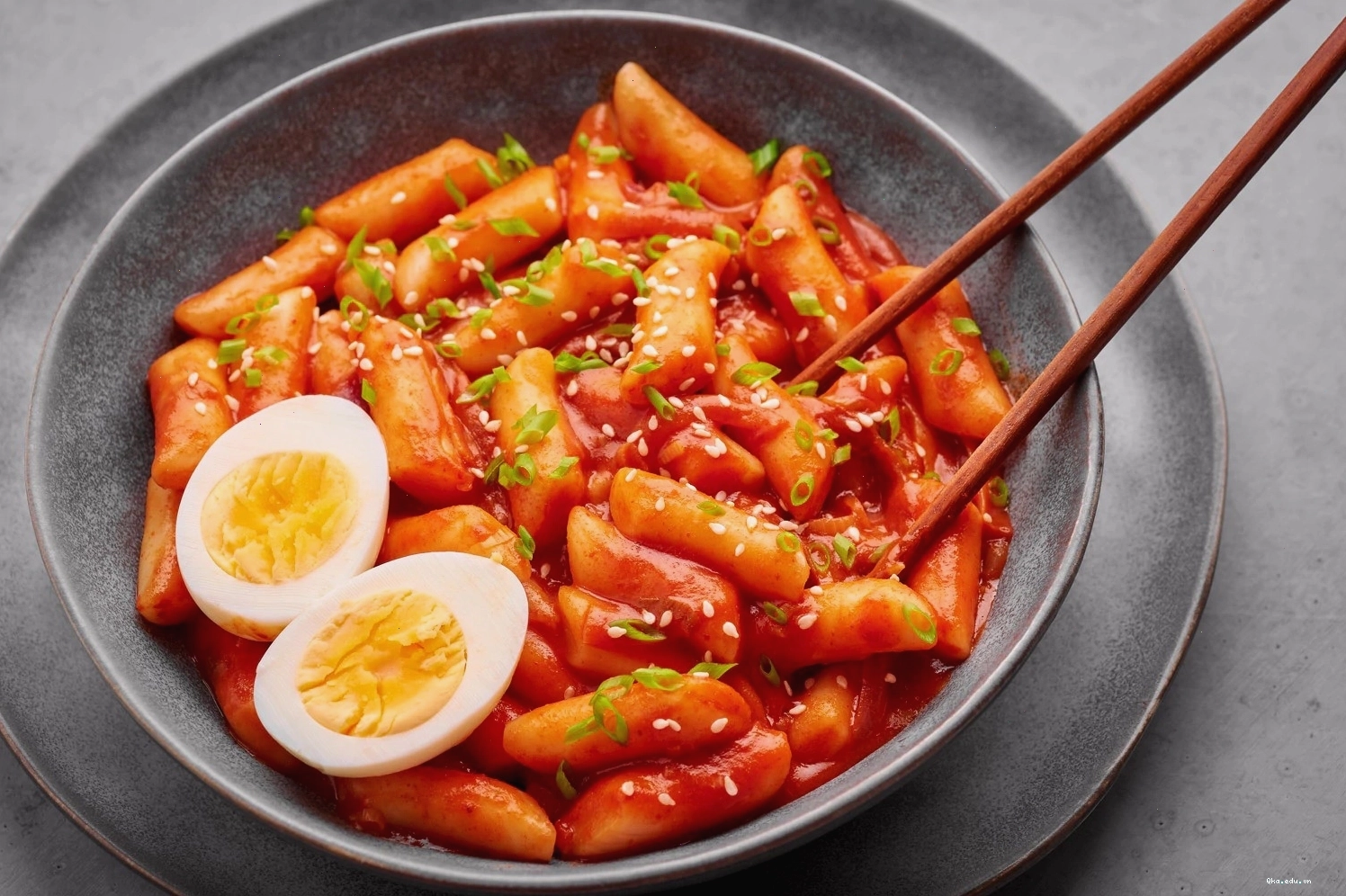 Tô Tokbokki nóng hổi với nước sốt đỏ cam hấp dẫn