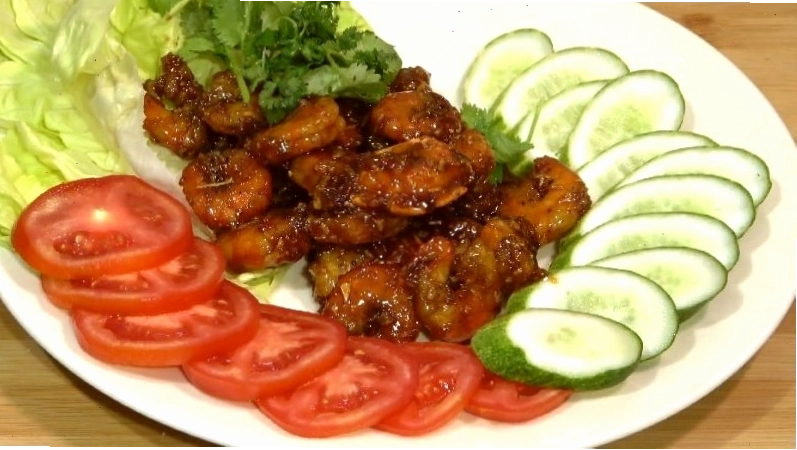 Tôm khô rim nước mắm đậm đà gia vị ăn cùng cơm trắng
