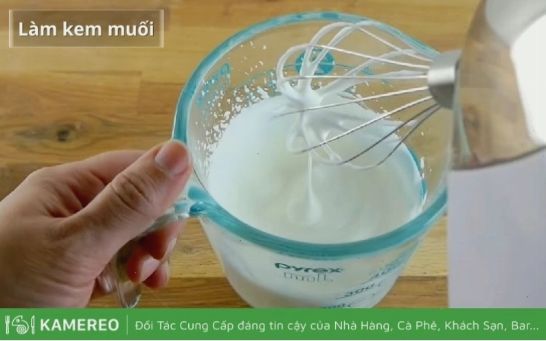 Trộn đều hỗn hợp kem muối