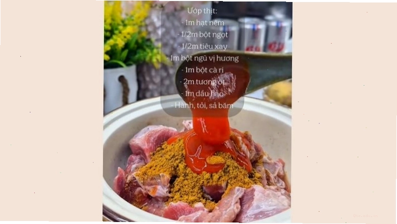 Trộn đều thịt bò với hỗn hợp gia vị ướp