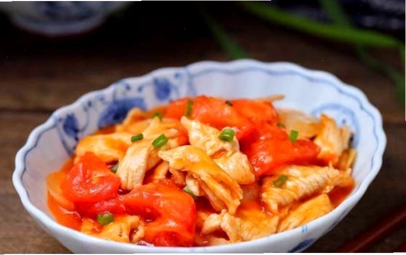 Ức gà xào cà chua đẹp mắt