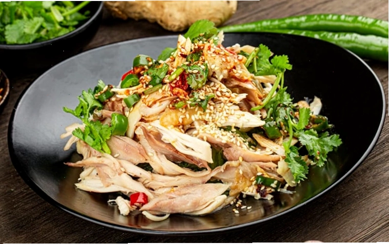 Ức gà xé trộn salad tươi mát