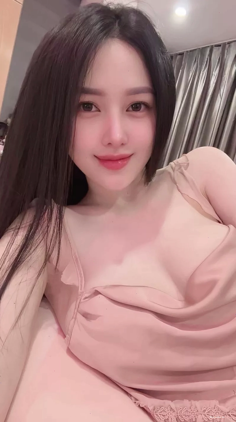 Vẻ đẹp nóng bỏng của cô gái với vòng một đầy đặn