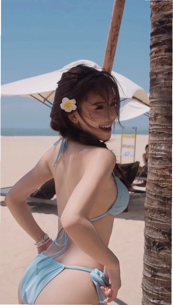 Wallpaper hình ảnh gái mặc bikini đi biển đầy năng lượng