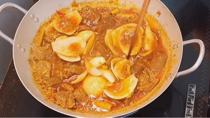 Xào thịt đà điểu trên bếp lửa lớn