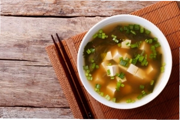 Xiên thịt gà yakitori đang được nướng trên vỉ than hồng