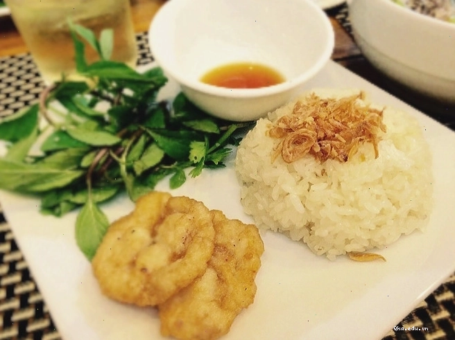Xôi chả mực dẻo thơm ăn cùng chả mực giòn ngọt