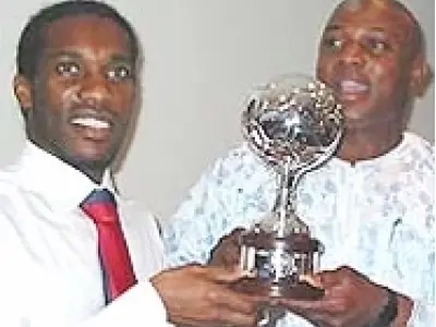 Đôi chân ma thuật trong Tiểu sử cầu thủ Jay-Jay Okocha và bi kịch của một nghệ sĩ sân cỏ